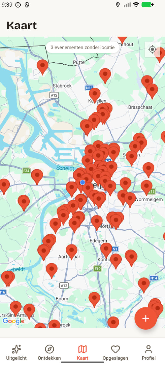 De kaart in de Bazaarzoeker-app rond Antwerpen: tientallen rode spelden, elk een rommelmarkt uit de gids